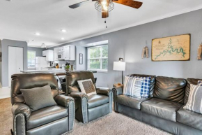 Lakeside Condo with Outdoor Theater, 4min to Silver Dollar City